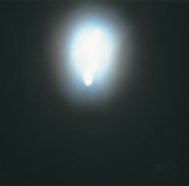 Buddha light bathed the temple, Hua Zang Si the night before the Dharma Assembly to mark its opening. Everyone at the scene saw the auspicious sign of a mani vajra beam appear within the Buddha light in the sky.(Photograph taken by Guang-Ming Li)開寺法會前一夜佛光沐洗華藏寺 ，大眾現場見到天空佛光中出現瑪尼金剛棒的瑞相。（李光鳴現場攝）